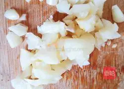 Illustration of how to stir-fry spicy duck gizzards 3