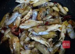 Illustration of how to make spicy curry razor clams 6