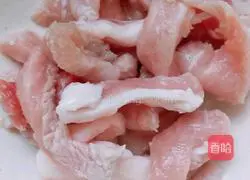 Illustration of how to make fried pork slices with colored peppers 1