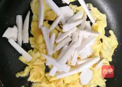 Illustration of how to make scrambled eggs with mushrooms 9