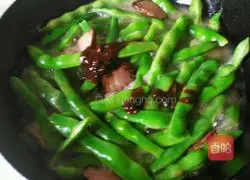 Illustration of how to make bacon stewed with beans 6