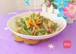 Illustration of how to make stir-fried meat with carrots and green peppers 17