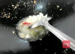 Illustration of how to stir-fry shrimps with celery 8