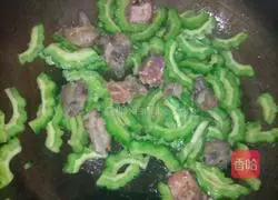 Fried bitter melon Illustration of how to make pork ribs 4