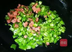 Illustration of how to make fried eggs with green pepper and ham 6