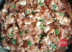 Illustration of how to make egg-wrapped pork 1