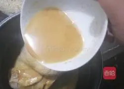 Illustration of how to steam chicken in rice cooker 5