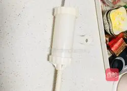 Illustration of how to make crispy fried chicken and pork intestines 1