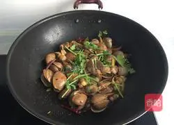 Illustration of how to make spicy fried yellow clams 9