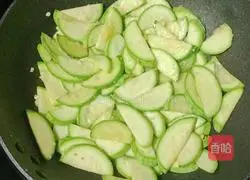 Illustration of how to make fried zucchini with meat 8