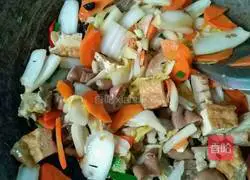 Illustration of how to stir-fry carrots and cabbage with marinade 7