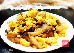 Illustration of how to make scrambled eggs with mushrooms 10