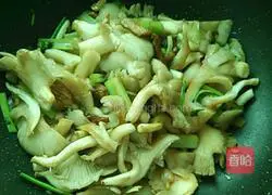 Illustration of how to make fried pork slices with oyster mushrooms 8