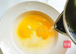 Illustration of making egg custard with egg yolk 2
