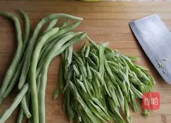 Illustration of how to make fried shredded kidney beans with bacon 2