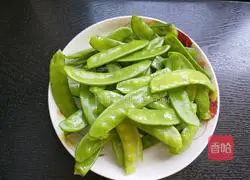 Illustration of how to make fried snow peas with seafood, mushrooms and eggs 2