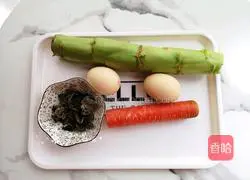 Scrambled eggs with lettuce and fungus Illustration of how to do it 1