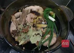 Illustration of how to make braised pork sausage 2