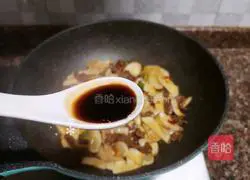 Illustration of how to make fried beef with king oyster mushroom 12