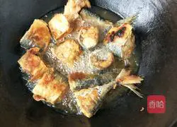 Illustration of how to stew mackerel in iron pot 4