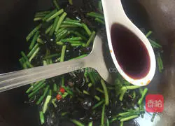 Illustration of how to stir-fry fungus with garlic moss 7