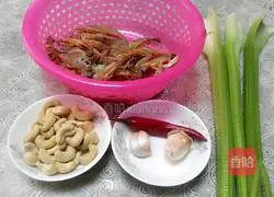 Stir-fried shrimps with celery Illustration of how to do it 1