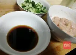 Illustration of how to make diced cucumber and chicken 3