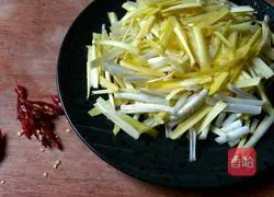 Illustration of how to make fried shredded pork with chives 4