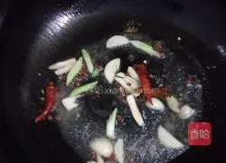 Illustration of how to make fried shredded pork with green beans 3