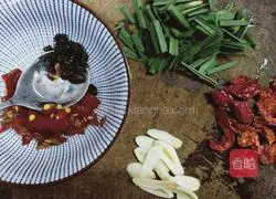 Illustration of how to make pan-fried grass carp cubes 4