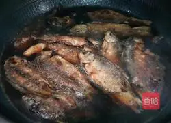 Illustration of the method of braised small crispy fish with soybeans 11