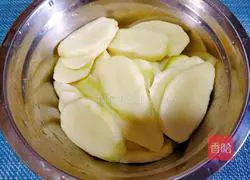 Illustration of how to make steamed potato slices with bacon 3