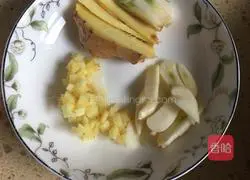 Illustration of how to make shredded carrots and beef 2