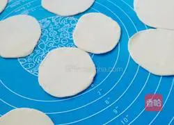 Illustration of how to make leek and pork dumplings 9