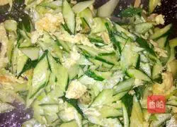 Illustration of how to make scrambled eggs with cucumber 11