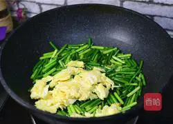 Illustration of how to make fried eggs with garlic moss 5