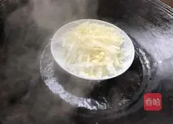 Mushroom sauce mixed with shredded radish Practice illustration 4