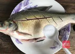 Illustration of how to make steamed Wuchang fish 2