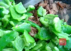 Illustration of how to stir-fry meat with garden pepper 4