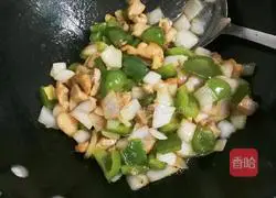 Illustration of how to make diced chicken legs with onions and green peppers 14
