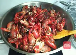 Illustration of how to make spicy hot pot crayfish 3