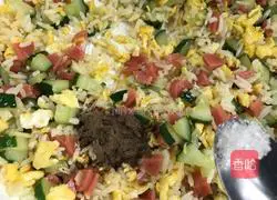 Illustration of how to make cucumber rice bucket 16