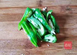 Illustration of how to make stir-fried cowpeas with green pepper 6