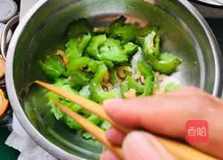 Illustration of how to make dried sea rice and bitter melon 8