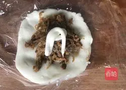 Golden Potatoes Illustration of how to make the ball 8