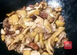 Illustration of how to make mushroom and chicken soup 10