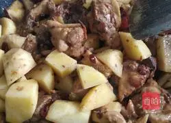 Illustration of how to cook chicken legs stewed with potatoes 2