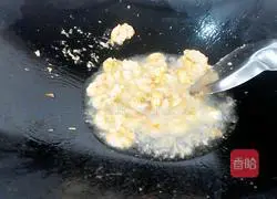 Illustration of how to stir-fry shrimps with celery 7