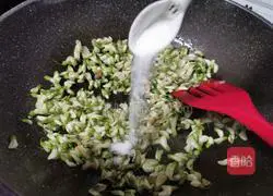 Illustration of how to make scrambled eggs with acacia flowers 9