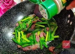 Illustration of how to make fried sausage and garlic sprouts 7